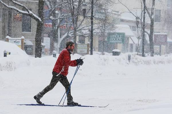 Cách đi lại thích hợp nhất – trượt tuyết trên đường phố.