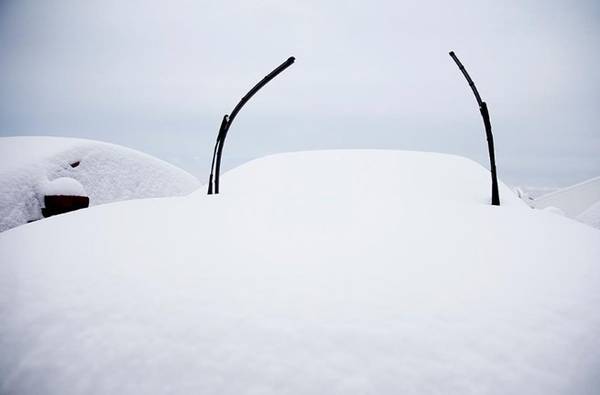Thật khó để các tài xế có thể nhận ra chiếc xe của mình bị chôn vùi dưới tuyết.