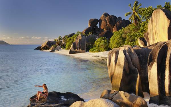 Quần đảo Seychelles gồm 115 hòn đảo lớn nhỏ nằm ngoài khơi bờ biển phía Đông của châu Phi, phía Bắc Madagascar, là điểm đến du lịch nổi tiếng.