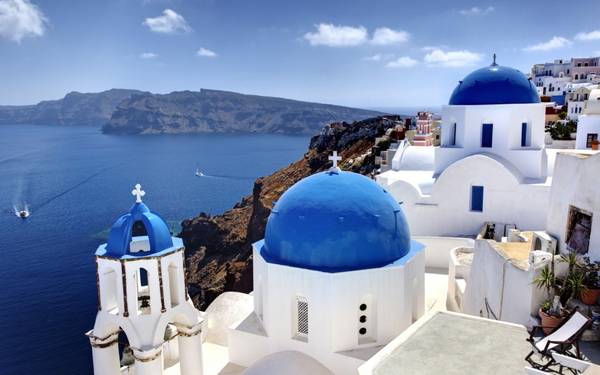 Santorini, hòn đảo tình yêu nổi tiếng với khung cảnh hoàng hôn đẹp nhất thế giới, níu chân du khách bởi một màu xanh quyến rũ.