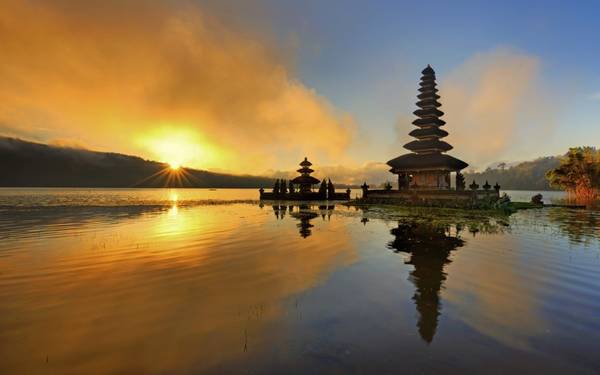 Bali thu hút du khách từ khắp nơi trên thế giới không chỉ bởi phong cảnh đẹp như tranh vẽ, mà còn bởi nền văn hóa truyền thống độc đáo. Nơi đây là điểm đến được nhiều cặp uyên ương yêu thích bởi khung cảnh lãng mạn, nhẹ nhàng và cuốn hút.