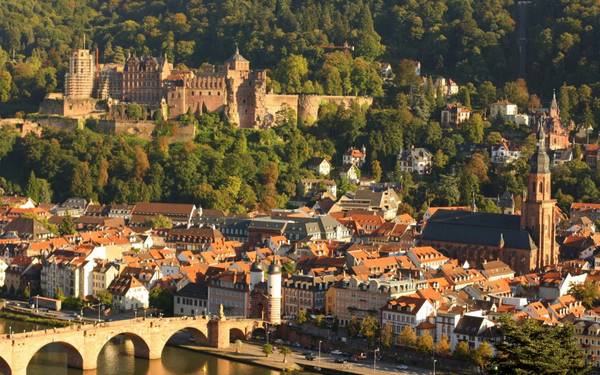 Bên cạnh các địa điểm du lịch nổi tiếng khác của Đức như lâu đài Neuschwanstein và khu rừng Đen, Heidelberg là một trong những địa chỉ được du khách thế giới ưa thích bởi nét cổ kính và lãng mạn.
