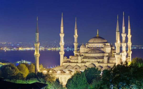 Istanbul không chỉ nổi tiếng bởi những món ăn thơm ngon, các quán cà phê tuyệt vời, hay những khu chợ màu sắc rực rỡ mà còn bởi những kiến trúc cổ hoành tráng của những nhà thờ Hồi giáo và nhà thờ Kitô giáo.