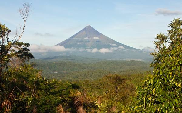 Cao hơn 2.400m so với mực nước biển, núi lửa Mayon nổi bật với kiểu dáng hình nón cân xứng hoàn hảo.