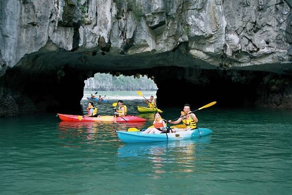 Sức dẫn của chèo thuyền Kayak không nằm trong bản chất phiêu lưu mạo hiểm, mà là hành trình của lòng can đảm, sự bình tĩnh, tính kiên trì, xử lý tình huống của con người trước những thách thức, trở ngại. Phần thưởng cho người vượt qua là sự tự tin, cảm giác chiến thắng và những kinh nghiệm không dễ có. Giá thuê 100.000- 200.000 đồng/giờ, tùy loại thuyền 1-2 hay 3 chỗ. Sức dẫn của chèo thuyền Kayak không nằm trong bản chất phiêu lưu mạo hiểm, mà là hành trình của lòng can đảm, sự bình tĩnh, tính kiên trì, xử lý tình huống của con người trước những thách thức, trở ngại. Phần thưởng cho người vượt qua là sự tự tin, cảm giác chiến thắng và những kinh nghiệm không dễ có. Giá thuê 100.000- 200.000 đồng/giờ, tùy loại thuyền 1-2 hay 3 chỗ.