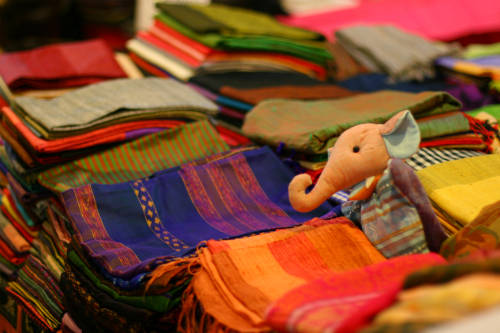 Các sản phẩm bằng tơ lụa được bày bán ở chợ Siêm Riệp.
