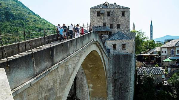 Cầu Stari Most bắc qua sông Neretva.