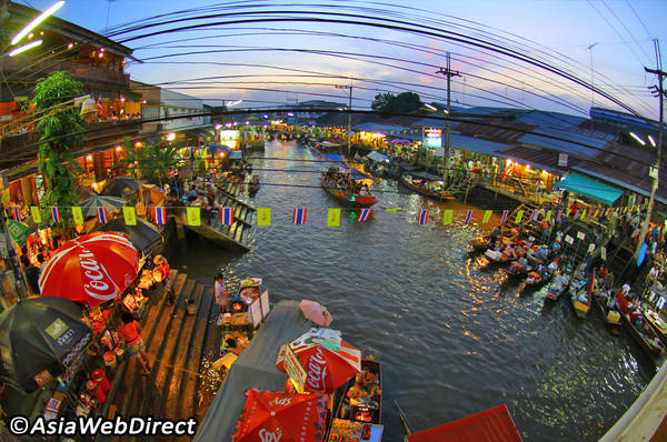 Chợ nổi Amphawa nhộn nhịp vào ban đêm. Ảnh: Bangkok.com
