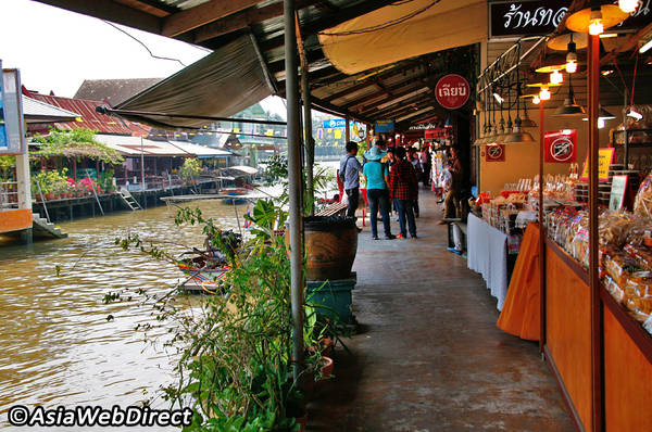 Du khách có thể đi dạo mau sắm tại các cửa hàng dọc 2 bên bờ sông. Ảnh: Bangkok.com