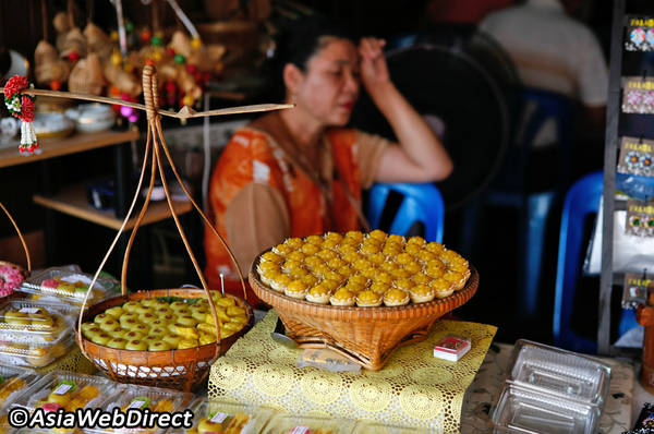 Những món bánh độc đáo tại chợ, Ảnh: Bangkok.com