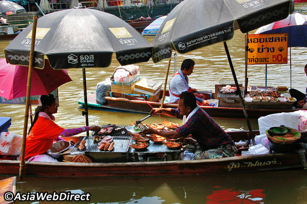 Các thuyền bán hàng trên sông tấp nập, bất kể ban ngày hay buổi tối. Ảnh: Bangkok.com