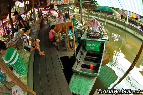 Không có nhiều khách nước ngoài biết đến khu chợ thú vị này. Ảnh: Bangkok.com