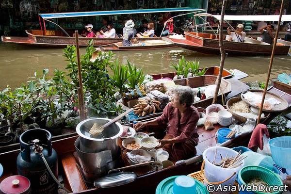 Đồ ăn được bày bán ngay trên thuyền. Ảnh: Bangkok.com
