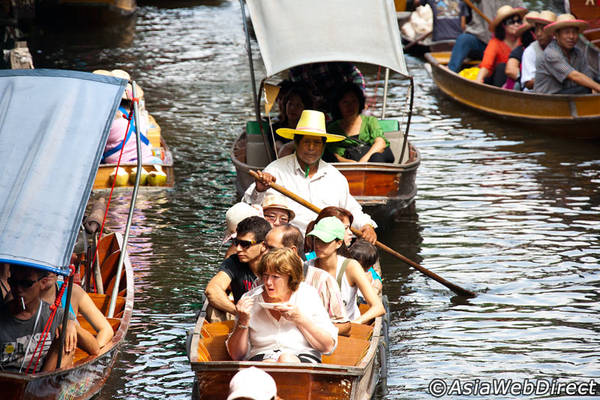 Khách du lịch nghe nhiều tới chợ Damnoen Saduak đến mức hầu như ai đến Thái Lan cũng đều muốn ghé một lần qua. Ảnh: Bangkok.com Ảnh: Bangkok.com