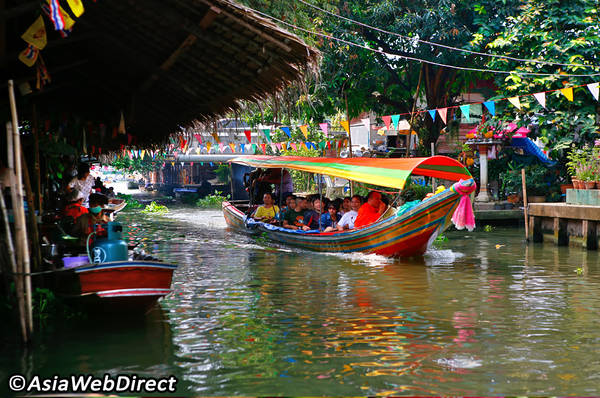 Du khách ngồi thuyền tham quan mua sắm tại chợ . Ảnh: Bangkok.com