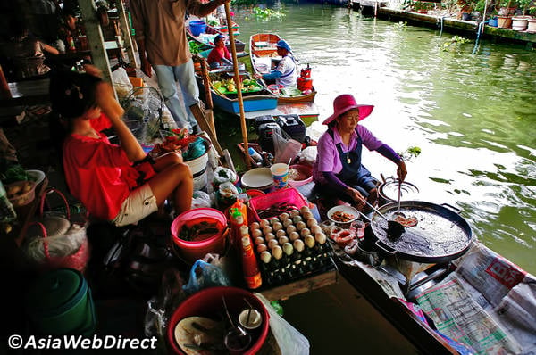 Tại chợ du khách sẽ được thưởng thức nhiều món ăn ngon, được chế biến tại chỗ. Ảnh: Bangkok.com