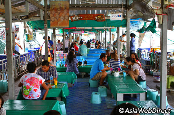 Du khách có thể thoải mái lựa chọn việc thưởng thức đồ ăn trên thuyền, hay trên bờ. Ảnh: Bangkok.com