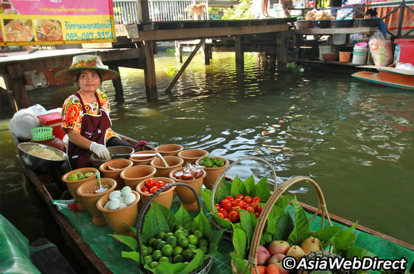 Những chiếc thuyền bán đầy nông sản tươi. Ảnh: Bangkok.com