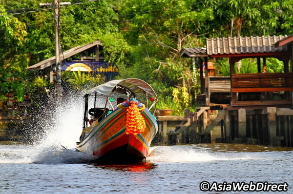 Du khách cũng có thể ngồi thuyền khám phá khung cảnh 2 bên bờ sông. Ảnh: Bangkok.com