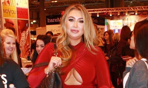 Người mẫu kiêm diễn viên Lauren Goodger trong trang phục hở một phần ngực.