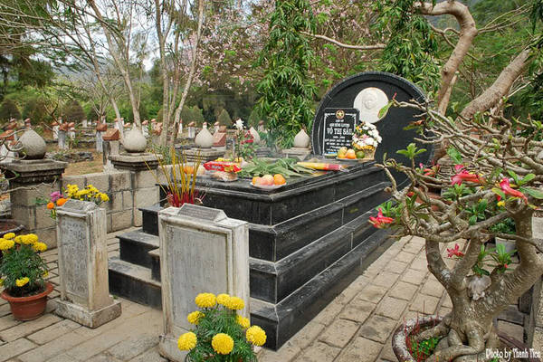 Một trong những điểm nhấn của chuyến du lịch Côn Đảo là việc viếng mộ chị Võ Thị Sáu. Ảnh: Xuanlinh39.vnweblogs.com Một trong những điểm nhấn của chuyến du lịch Côn Đảo là việc viếng mộ chị Võ Thị Sáu. Ảnh: Xuanlinh39.vnweblogs.com