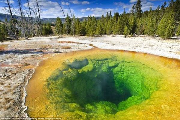Vườn quốc gia Yellowstone (Mỹ) là thắng cảnh đẹp thu hút nhiều du khách. Trong vườn quốc gia này có hồ 'Morning Glory' nổi bật với màu sắc ấn tượng. ho-nuoc-doi-mau-vi-tien-xu-ivivu-1