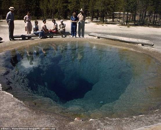 Mỗi năm có 3 triệu du khách đến thăm vườn quốc gia này. Vườn quốc gia Yellowstone có diện tích 8.980 km2, bao gồm các hồ, vực, sông và các dãi núi. ho-nuoc-doi-mau-vi-tien-xu-ivivu-7