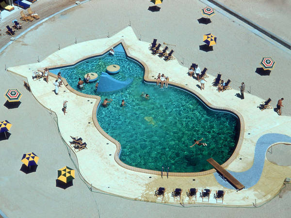 Hồ bơi hình mèo dành cho trẻ em tại Khách sạn Fontainebleau, Miami, năm 1955. Hiện nay, hồ bơi đã trở thành hồ bơi hình chữ nhật. Hồ bơi hình mèo dành cho trẻ em tại Khách sạn Fontainebleau, Miami, năm 1955. Hiện nay, hồ bơi đã trở thành hồ bơi hình chữ nhật.