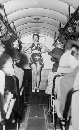 Thời trang bãi biển được trình diễn trên các chuyến bay từ New York đến Miami, năm 1930. Thời trang bãi biển được trình diễn trên các chuyến bay từ New York đến Miami, năm 1930.