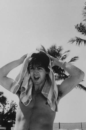 Paul McCartney bên bể bơi tại khách sạn Deauville, 1964. Paul McCartney bên bể bơi tại khách sạn Deauville, 1964.