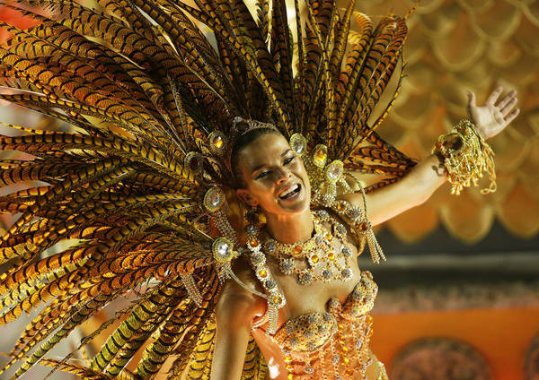 Một vũ công đang trình diễn điệu múa samba của trường Samba Viradouro tại lễ hội Carnival ở Rio de Janeiro, Brazil