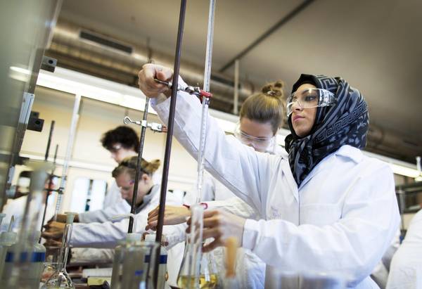 Các sinh viên khoa công nghệ dinh dưỡng đang nghiên cứu, phân tích trong phòng thí nghiệm tại trường Đại học kỹ thuật Beuth tại Berlin, Đức