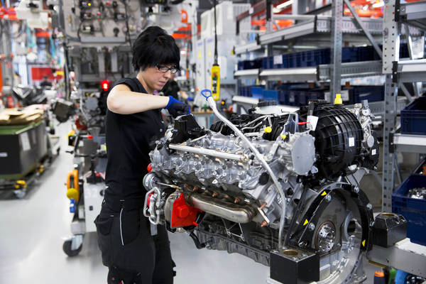 Một nữ kỹ sư đang vận hành bên động cơ M157 V8 5.5L bi-turbo tại nhà máy sản xuất động cơ Mercedes-AMG ở Affalterbach, Đức