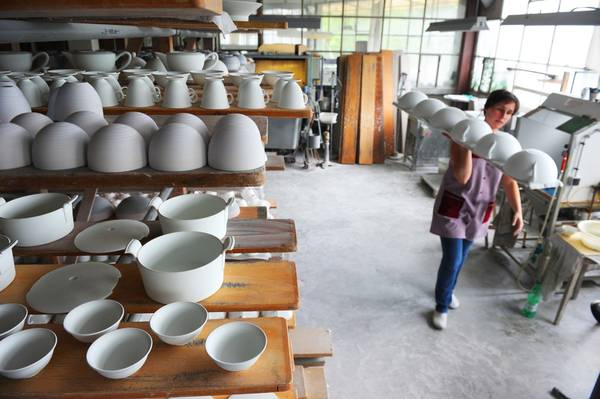Một người phụ nữ đang làm việc tại một nhà máy gốm sứ tại Saint-Léonard-de-Noblat, gần Limoges, Pháp