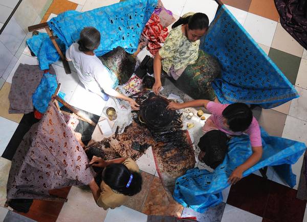 Các nữ công nhân trong xưởng dệt may thủ công ở Indonesia.