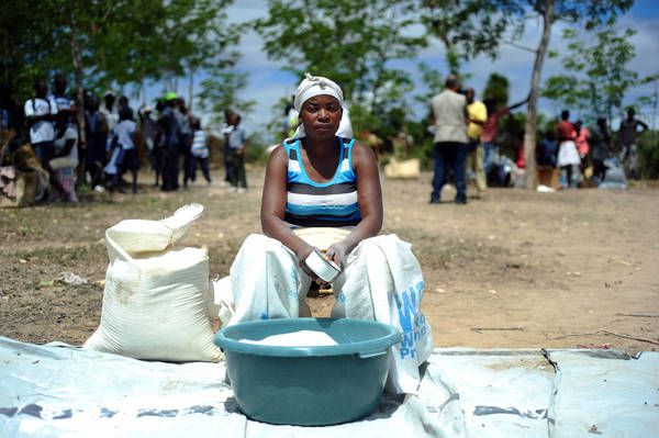 Một người phụ nữ đang bán muối ở Baie des Moustiques, Port de Paix, Haiti.