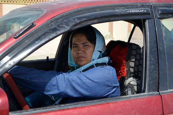 Chân dung người nữ tài xế taxi đầu tiên tại Balkh, Afghanistan.