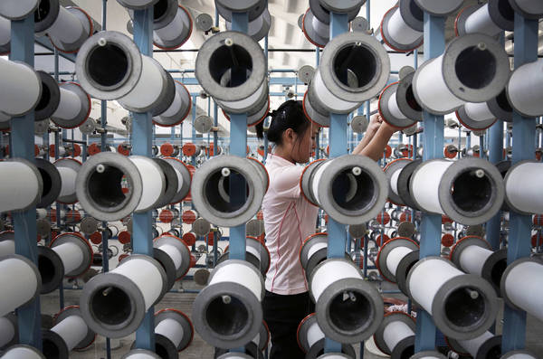 Một người phụ nữ Bắc Triều Tiên đang làm việc tại nhà máy dệt Kim Jong Suk, Bình Nhưỡng