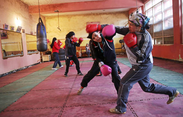 Trong ảnh là một nữ võ sĩ người Afghanistan đang thực tập tại câu lạc bộ đấm bốc, sân vận động Kabul