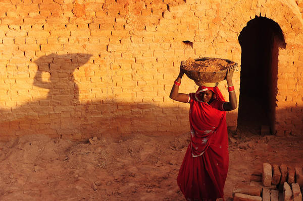 Một nữ lao động người Ấn Độ đang làm việc tại một nhà máy gạch ở Allahabad
