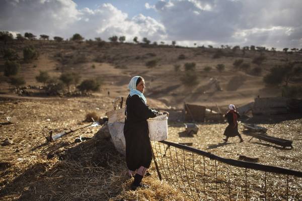 Một người phụ nữ của bộ tộc Bedouin Al-Qiyaan đang làm việc tại một ngôi làng Bedouin ở Umm Al-Hiran, Israel