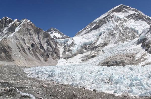 Núi Everest cao chính xác bao nhiêu? Điều đó phụ thuộc và bạn đang ở biên giới nước nào. Núi Everest cao chính xác bao nhiêu? Điều đó phụ thuộc và bạn đang ở biên giới nước nào.