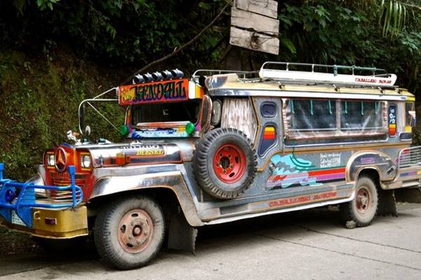Phương tiện di chuyển phổ biến nhất là xe jeepney, đây là phiên bản cải tiến của xe jeep do lính Mỹ bỏ lại sau Thế chiến II.