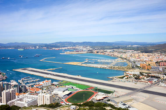 Việc thiếu không gian bằng phẳng tại Gibraltar khiến đường băng duy nhất của bán đảo phải cắt ngang qua con đường lưu thông của các phương tiện cơ giới.