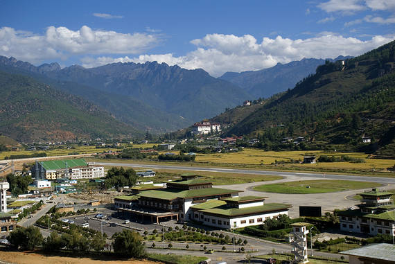Paro là sân bay quốc thế duy nhất tại Bhutan và tọa lạc sâu dưới một thung lũng, bao quanh bởi những đỉnh núi trùng điệp.