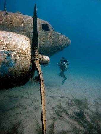 Một máy bay bị đắm dưới đại dương hàng thế kỷ.