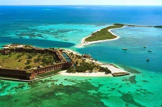 Một pháo đài bị bỏ hoang trên một hòn đảo ở Florida.