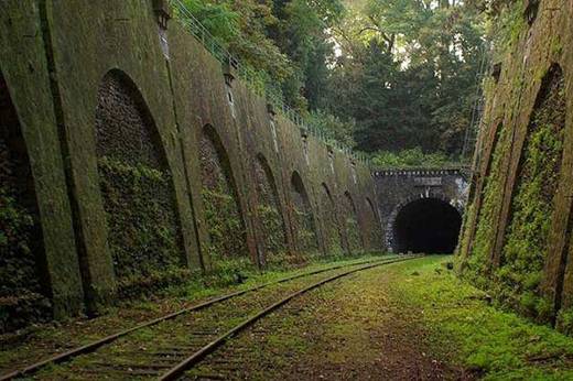 Thêm một đường sắt bị bỏ hoang ở Paris.