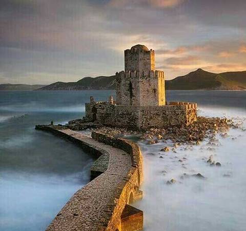 Pháo đài bị lãng quên ở Peloponnese, Hy Lạp.