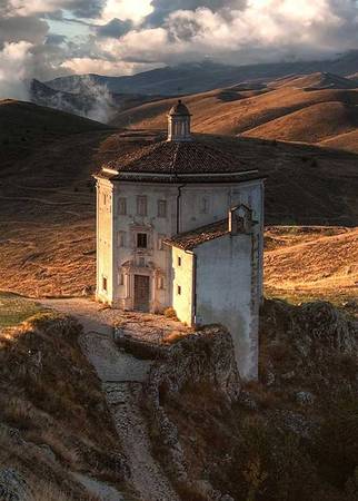 Một nhà thờ bị bỏ hoang có tên Santa Maria della Pietà ở Abruzzo, Ý